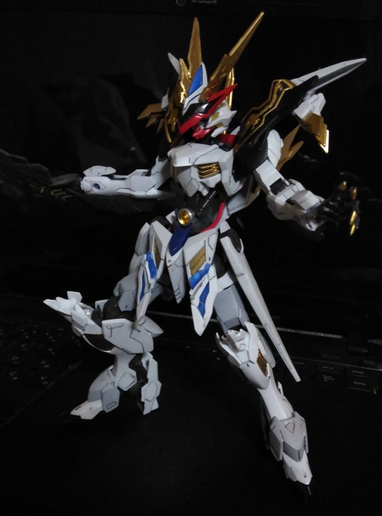 完成直後、ノートPCに乗っけてパチリ

使用キット
・ガンダムバルバトスルプス(本体)
・ガンダムマルコシアス(両腕)
・食玩「アニマギア」のガレオストライカー(頭部、両肩の爪)
・SD三国伝、三国英傑伝(いろいろ)
・M.S.G ハンドユニット シャープハンド2(手)
・その他ジャンクパーツ

以上、最後までご覧いただき本当にありがとうございます。