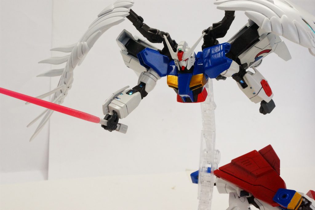 　※フルバーニアンのように　　今回の改修で最もやりたかったこと、上半身分離です。フルバーニアンVSヴァル・ヴァロのシーンが好きで、ぜひ取り入れたいと思っていたシステムです。　　ただ、アブソリュートはコアブロックシステムではないので、分離した後の合体はめちゃめちゃ手間取る。という設定です。