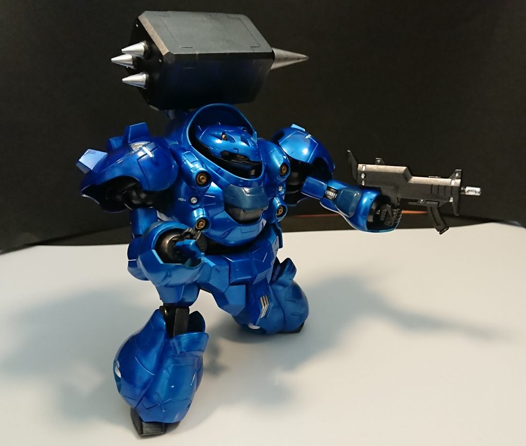 サブマシンガンを構えるグシオン君。サブマシンガンは特に弄ってません。単純に青鉄色で塗ったものにシルバーでアクセントをつけています。
