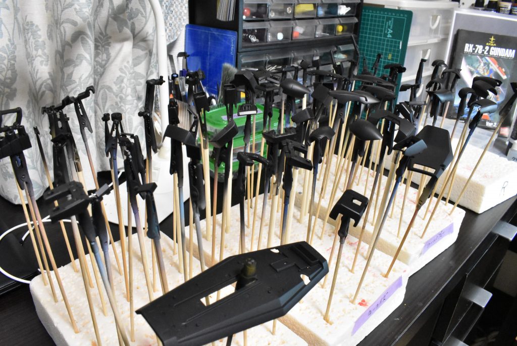 外装パーツ。ファレホの黒サーフェイサーで下地1層目。