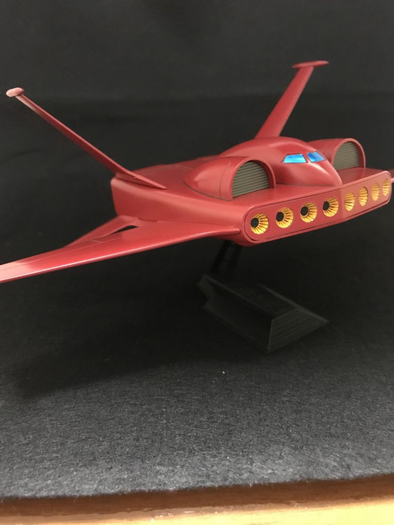 完成後に前面の合わせ目消しすれば良かったと後悔。窓はシルバーにクリアブルーを重ねるだけの安直な感じ。