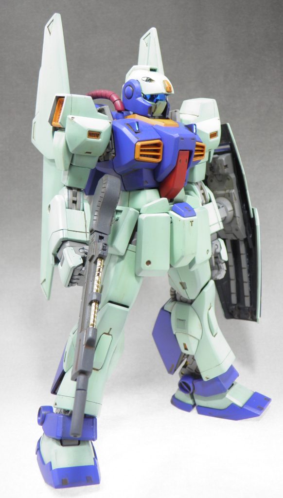 頭部は後ハメしつつヒサシの形状を変更しています。
スリッパも流用品を少し加工してカトキ風にしています。