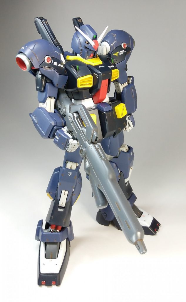 ガーベラ・テトラのビームマシンガンを装備