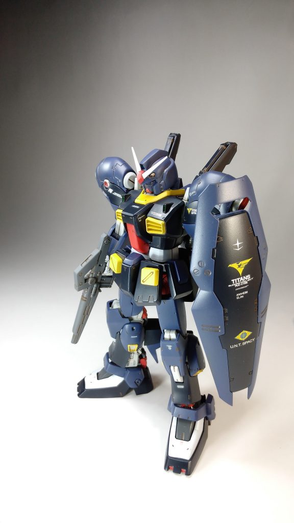 ガーベラのビームライフルとシールドを装備