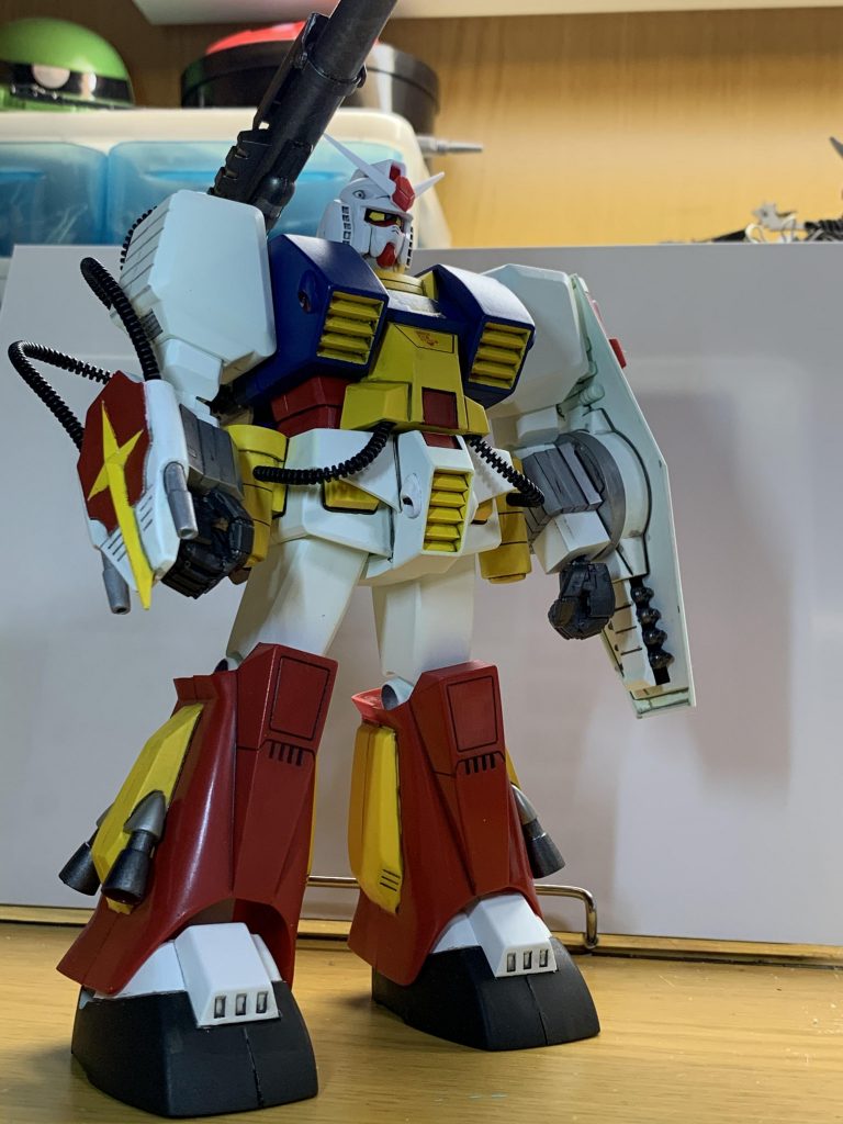 ゴリゴリマッシヴでカッコイイ。
情報量少なめが好みなのでデカールはほとんど貼らず。
頭は一番くじでコア・ファイターやらが当たった時期に貰ったMGガンダムヘッド。
偉くシンプルなつくりだったので、昔のMGかLEDで光るアレの流用かしら。
戦場の絆に限定参戦していた時にもお世話になりました。