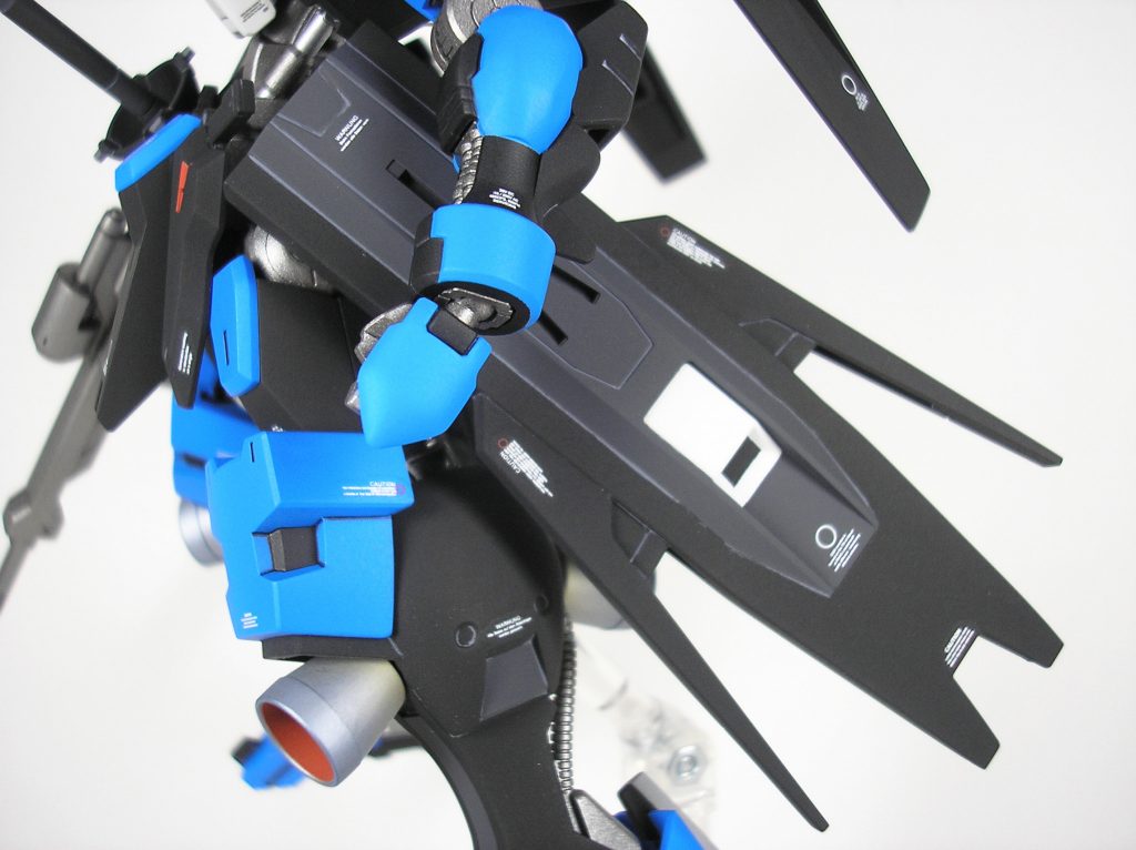 ▲リアクター(バックパック)とサイドアーマー。
これらの部分も各部同様に塗り分けています。