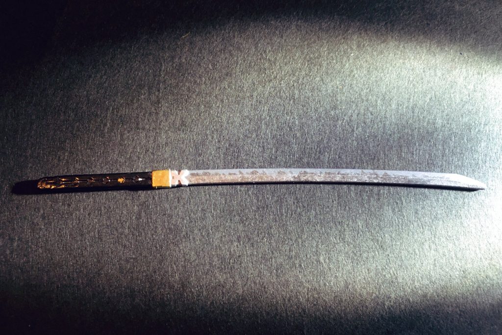 【無銘一文字 山鳥毛】(さんちょうもう)
上杉家御手選三十五腰が一柱。備前国福岡一文字派の最盛期に鍛えられた二尺六寸の太刀。
重花調丁子大乱れの刃文が繚乱する豪快秀麗な威風を誇る。
太刀にして鐔を附さず合口打刀に拵えたるは、謙信公一流の美学と信念の象徴である。
現:国宝。