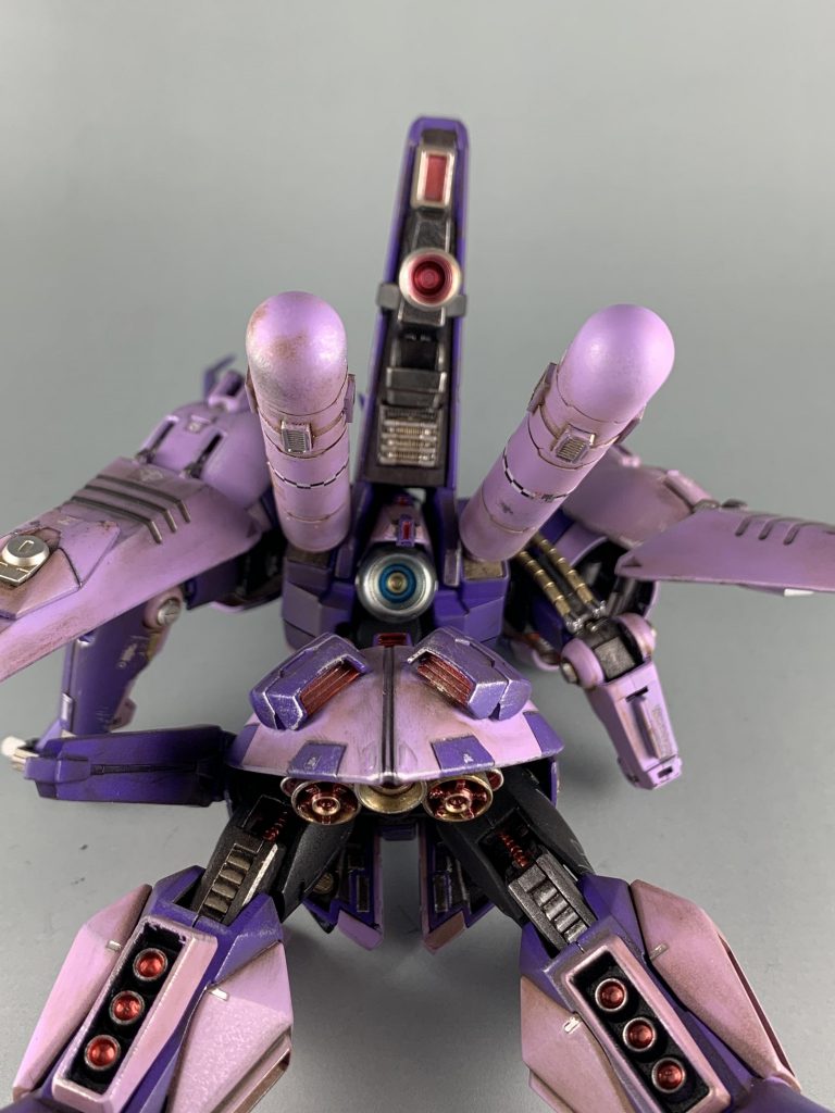 背面はコトブキヤのプロペラントタンクと真ん中にジャンクパーツを追加して高起動型っぽい感じを出してます。