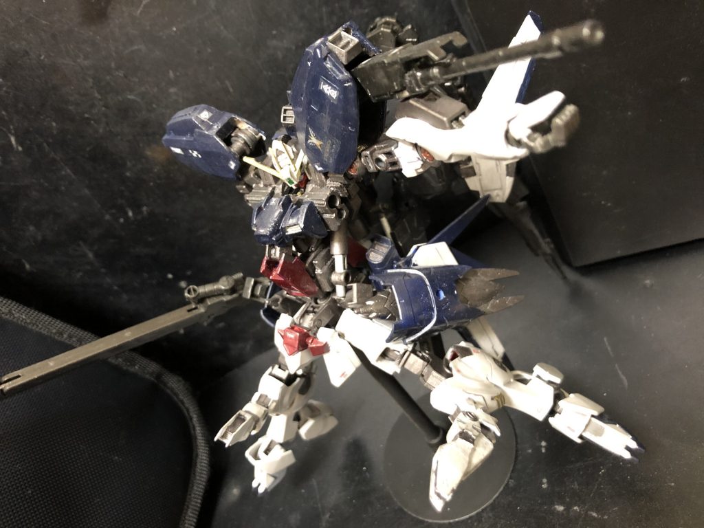 リュウ「俺がビビるって言うのかよ!だったらよ...。だったらどうするってんだ!」亜里沙「....その為に私が居るのよ、リュウ。」oyz「そうだ、その為の複座式だ。あくまでメインパイロットはおめえさんだよ、リュウ。亜里沙はサブだ。戦地の状況の情報収集や背後からの敵の攻撃対処、必要なデータのアドバイスをしてくれるんだよ。」リュウ「....はあ、わかったよ。諦めてやるよ。それで、顔も知らねえ、誰かも分からねえ女と運命を共にしろってんだな。」oyz「すまねえな。機体調整の為に彼女は中でお待ちかねなんだよ。さあ、おまえさんもセーレス・ペリオルに乗るんだよ。」亜里沙「改めて宜しく、リュウ。」リュウ「け!これで直接会った時に、美人じゃなきゃ許さねえぜ。」亜里沙「それは戦いが終わってからのお楽しみね。」