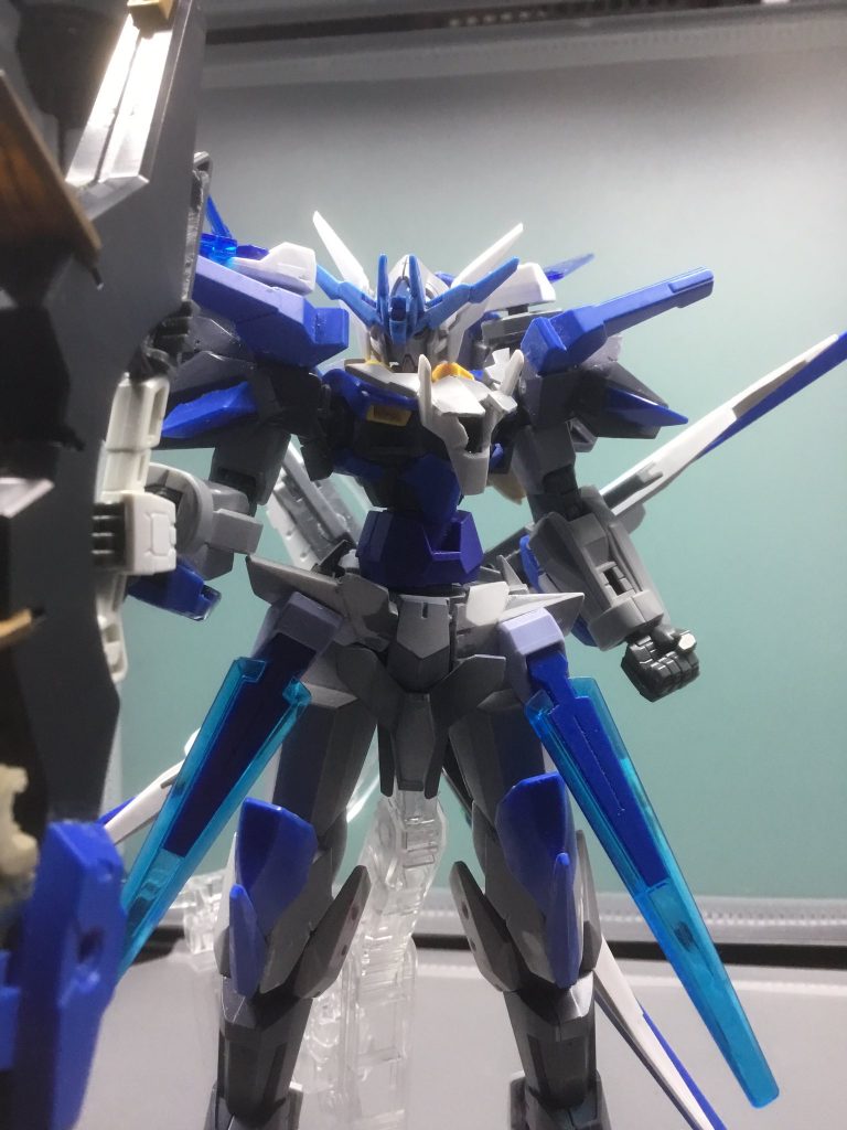 塗装前の状態です。実はファンネルはFXの方を初期は採用しようかと思ってましたが、その後大量のジャンクや、FXの再販が相まってグリーンの方が手に入ったのでそちらに変更しました。ちなみに1個前と比べると肩が変わってますが、理由としては重すぎて垂れてしまうので、重さの軽減とコンパクトにしたかったのですがかえってゴテゴテになりました……