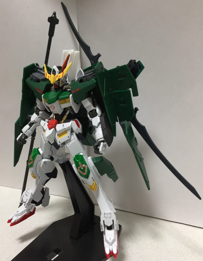 素立ち
マント状の肩シールドや羽飾り風の追加アンテナ、弓矢型の武器など、ロビン・フッドをモチーフに取り入れています。
シールドは、自機のエイハブ・ウェーブを秘匿する機能を持ち、機体にステルス性を与える設定です。