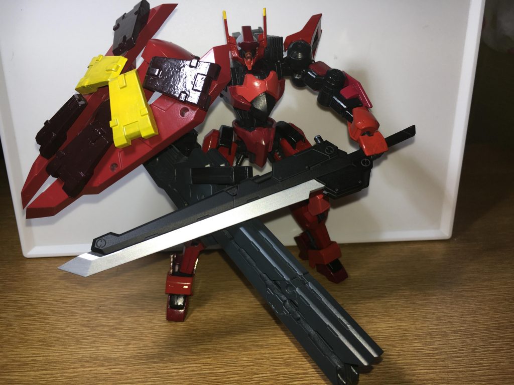 片刃直剣:オートクレール
ナガシギリの鞘にあたる部分だが、そのまま剣として使える。
上記の刀と同じ[斬る]でも叩き斬ることに重点を置いている。
コチラも目立った機能はないがクセも無く非常に扱いやすいためナガシギリを抜くことなくコレで戦うパイロットも多かった。