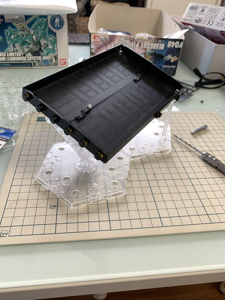 底面の穴開け。
特に気にする事なく、普通にピンバイスでごりごり開けた感じです。
