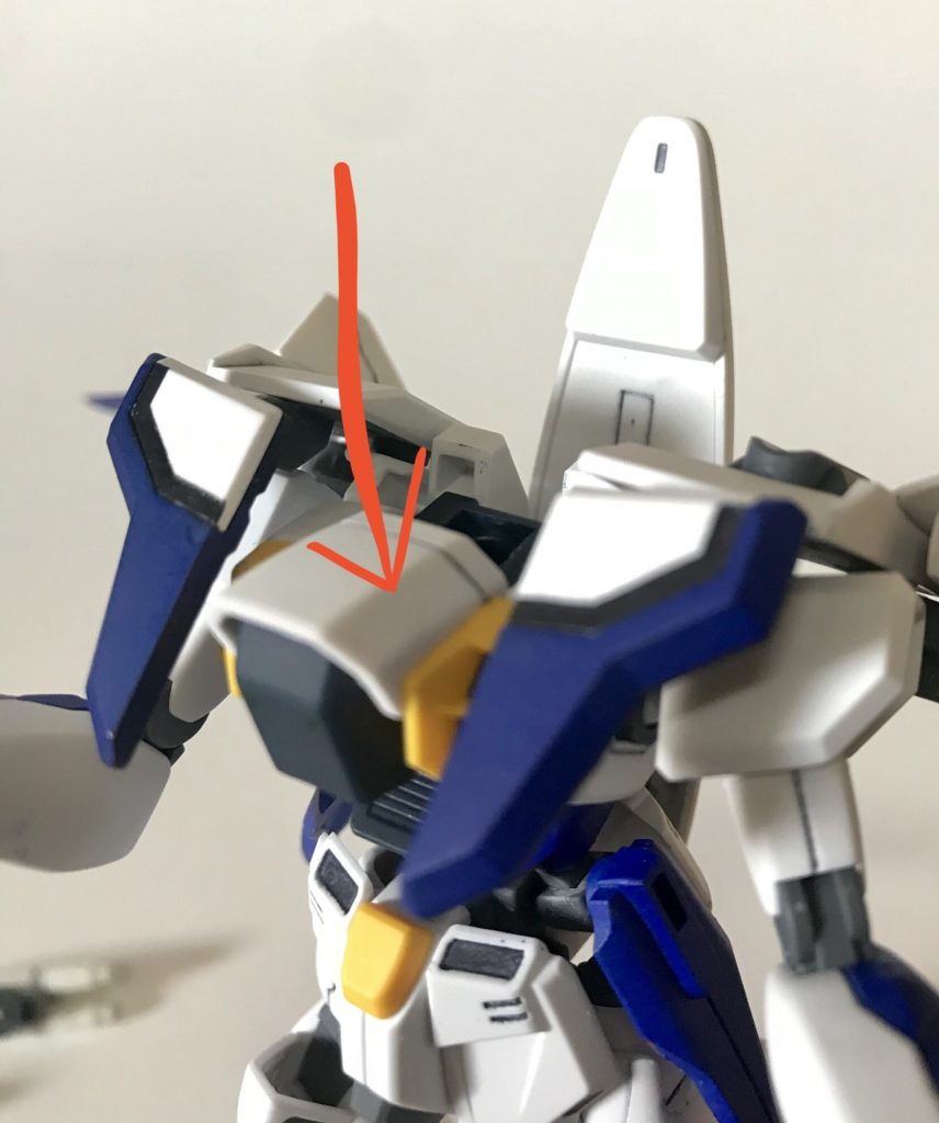キットの取説では、頭と胸のパーツを外して変形させるんですが、それだとパーツが動き過ぎて、キレイな変形にならなかったので、胸のパーツを削り、元のキットより前にズラせば、外さずに変形ができ、ストッパー代わりにもなります。
