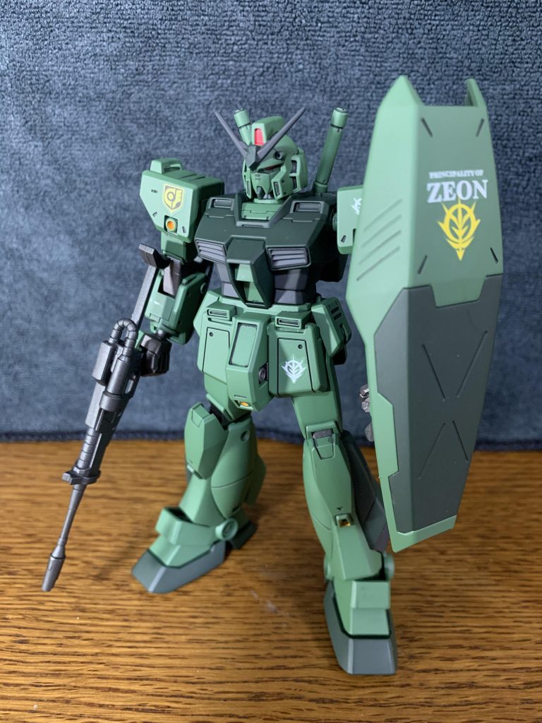 アレックスのビームライフルは特別設計的なことが書いてあったので、ジオン製のライフルを標準装備にしています。
データ吸い出し後に、サイクロプス隊に配備された設定で、左肩にサイクロプス隊のエンブレムを配置しました。