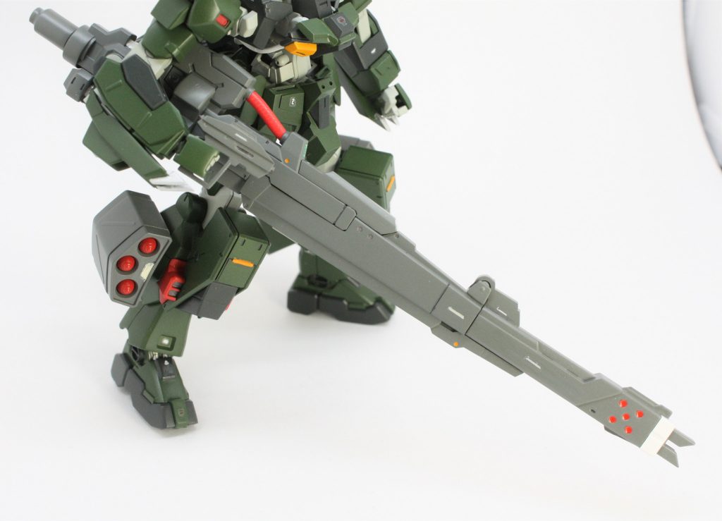 武装「79式単装式大型ビーム砲」
本機の主兵装である、軍艦の主砲を超える貫通力と破壊力を持つ大型ビーム砲。取り回しは悪いがその分射程・貫通力・破壊性は携行兵装としては圧倒的で、敵の射程外から一方的に攻撃を行うことも出来る。
連射性は低く、最高でも15発/分。
先端バレルは折り畳み式で、非使用時は携帯性を向上させている。
バレルを折りたたんだ状態でも、射程・貫通力・破壊性を若干犠牲にして射撃可能(その場合連射性は少し上昇)。