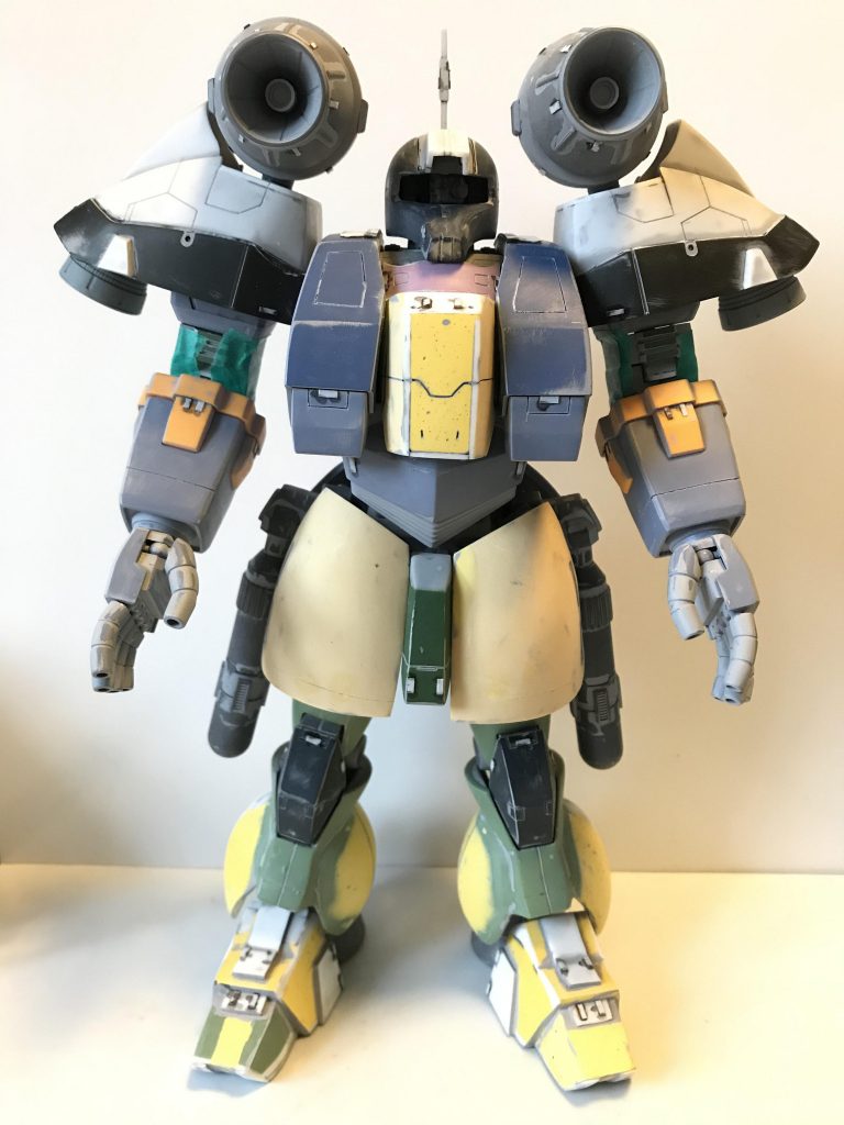 HGUCジオングと初期のMGザクIIを使ってのミキシングです。
胴体はザクのフレームにジオングの装甲をそのまま張り付け、腹部はジオング腰部はザクの腰関節で自然な感じに仕上げました。
二の腕はシリンダー部分を切り短縮して腕を短くしました。
胸部、フロントアーマー、ツマ先はポリパテ、エポパテでの造形です。
クイズ肩アーマーはなんのパーツでしょう?。