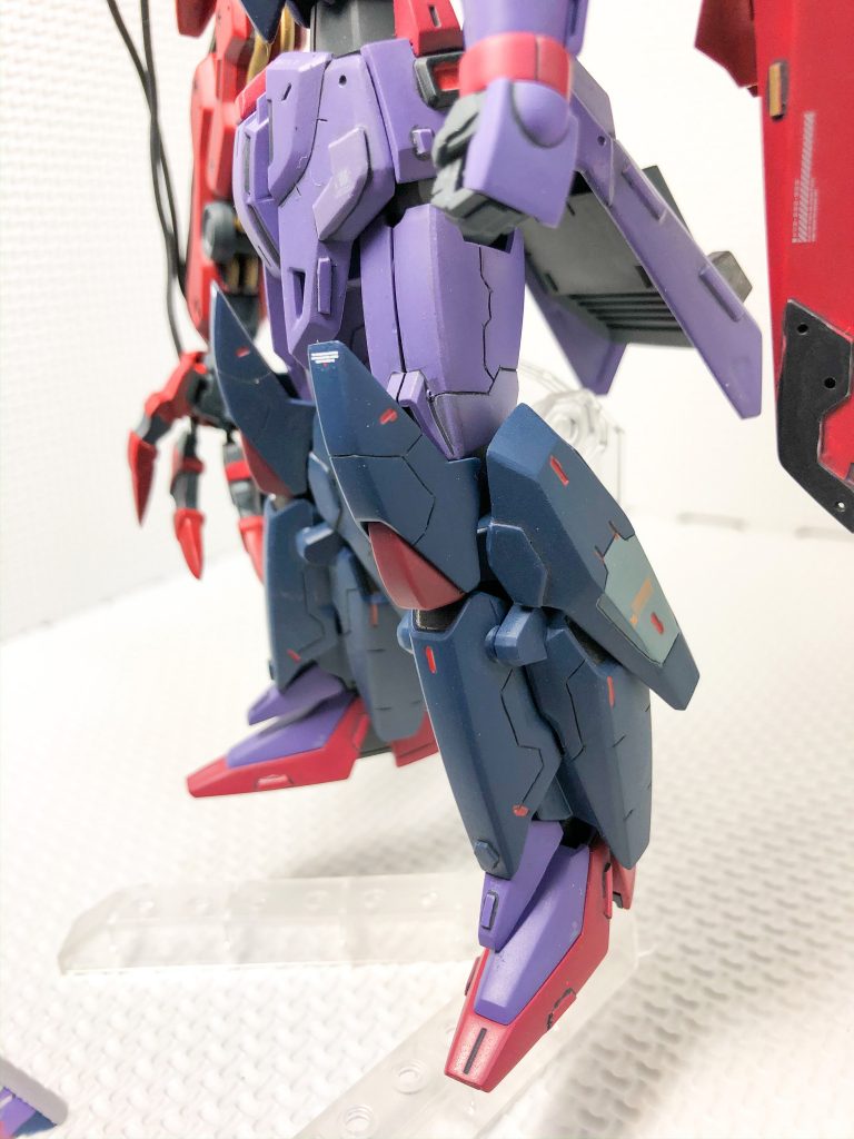 脚まわりの写真です。パーツ同士の繋がりを意識して、筋彫りを行いました。