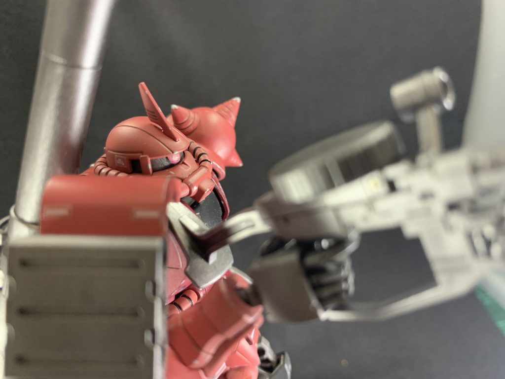 顔のアップ。モノアイに100均の立体キラキラシールを使用。我ながら、なかなか良いと思います