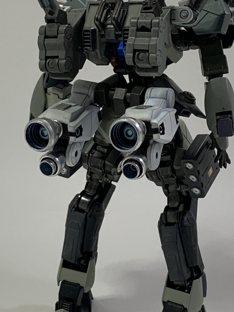 背部ブースターは、肩のパーツと組み合わせて、腰に移設。