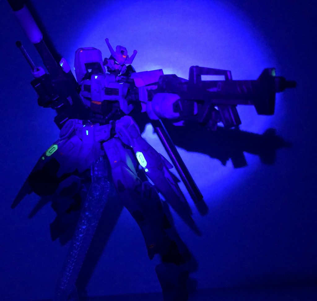 レッドチップやセンサー類などはブラックライトで光ります