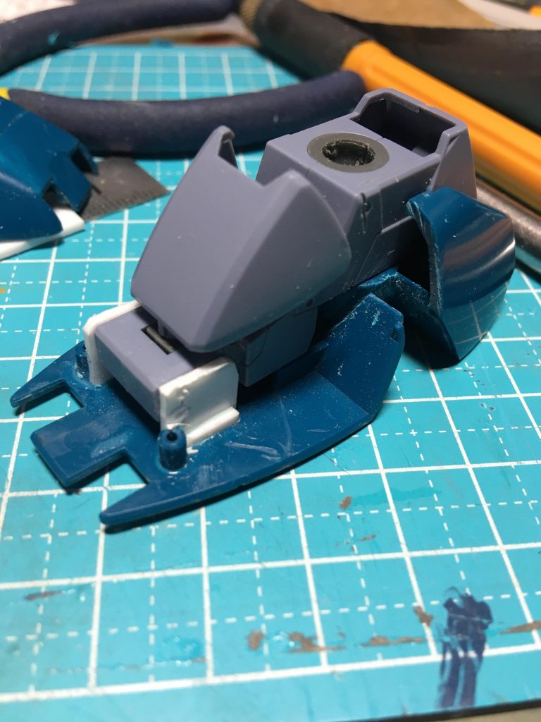 スリッパ部分は前後分割し、爪先側に関節を追加しました。
ポージングの際接地感が増します。