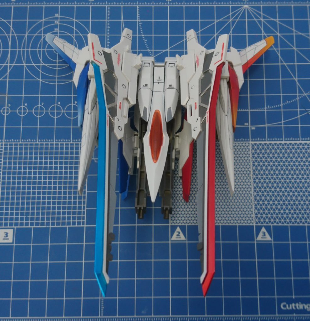 [ザンライザー]
ザンライザーも左右で赤と青に塗り分けました。翼部分にはカッターナイフ筋彫りを追加。