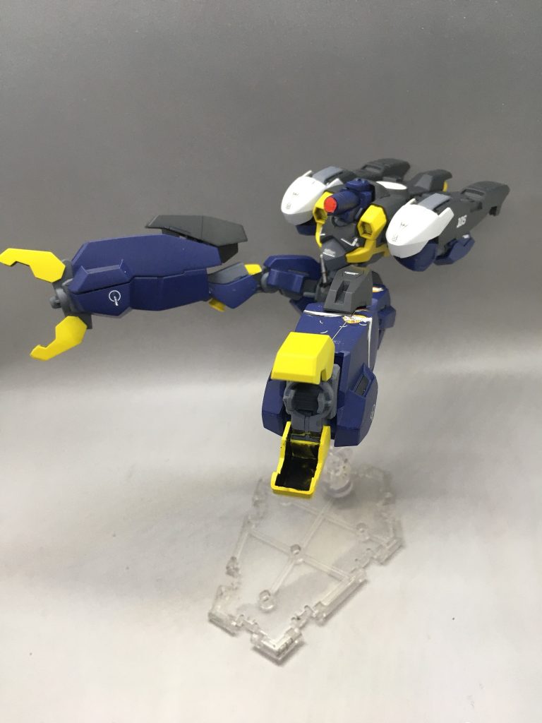 強襲形態。脚部のビーム砲が強力