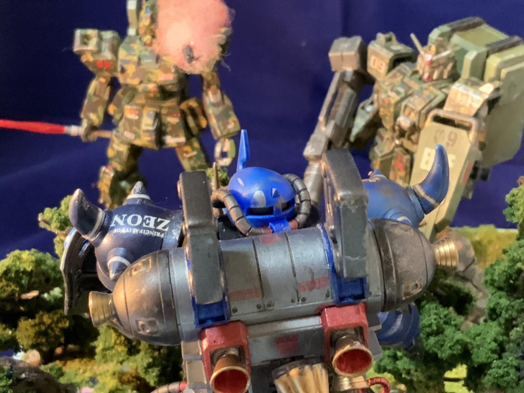 Ez-8 ショルダーキャノンで攻撃