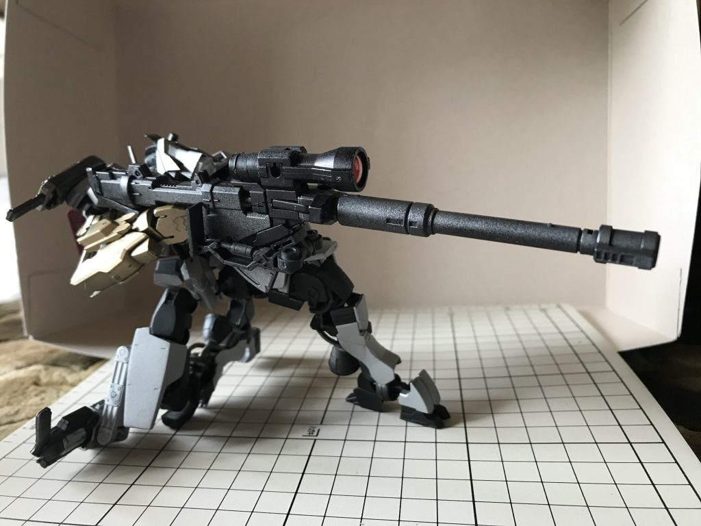 長距離射撃
貫通後に高温に発熱する特殊弾を発射する。
現存する大型ライフルの中でも飛び抜けた射程と貫通力を持つ反面、反動が大き過ぎるためレライエのレアアロイ性強化腕部でなければまともに射撃出来ない。