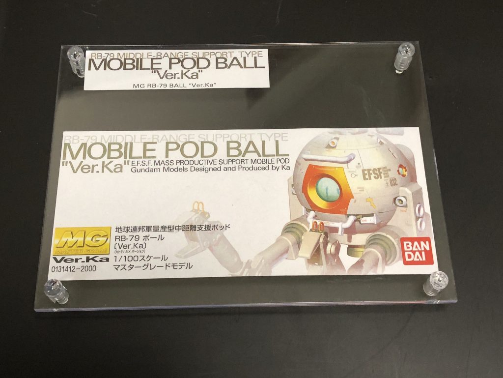 100円ショップの写真立てで台座を作りました。これに乗せるとまた雰囲気もバッチリで自分の作った作品に更に愛着がわきました。
値段も手頃、パーツ数はMGでは少ない。しかし作りは素晴らしい。難儀な点はABSパーツの多さですが、そこを上手く処理出来れば感動間違いなしのキットです🤗皆さんにも作って欲しいキットでもあり、2体飾りたいキットです。
長々と失礼しました。最後まで読んで頂きありがとうございました🙇♂️