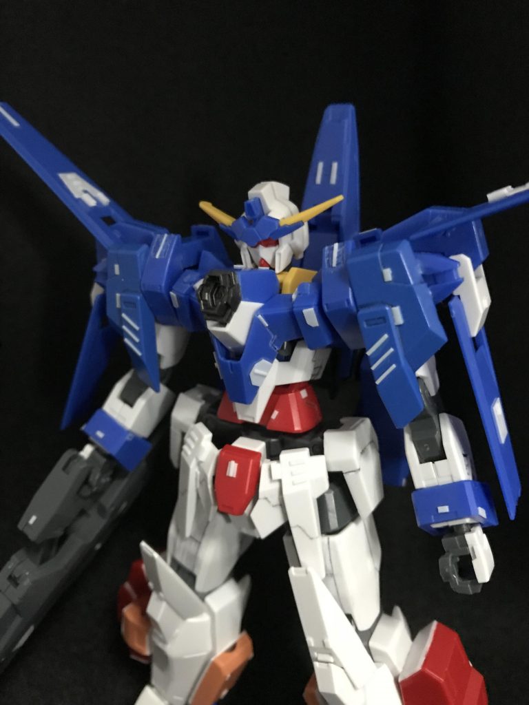 製作途中写真一覧
スジ彫りも行い、情報量を上げています。
肩前面にはZZⅡのパーツを、両足側部にはジェガンブラストマスターのパーツを使用しました。