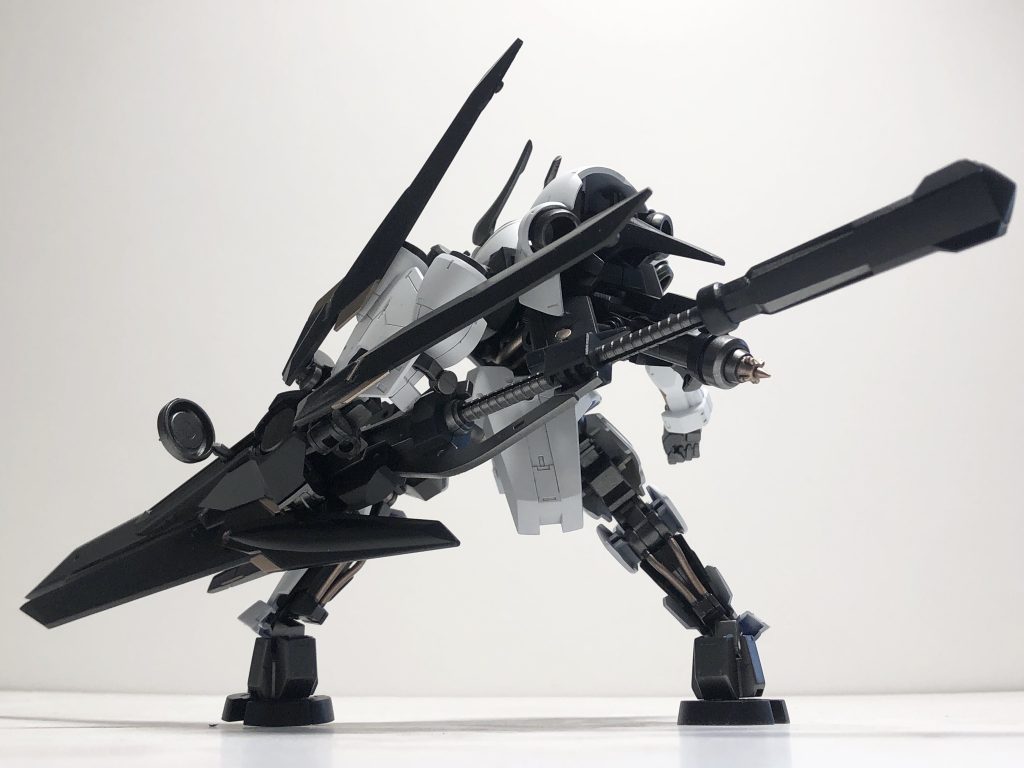 背面です。バックパックはMSGのインパクトエッジとノーネームライフルをミキシングしつつヘルムヴィーゲの肩を移植しました。ヴァルキュリアフレームの構成的に背面はメカメカしく見えるので塗り分けが映えてお気に入りのアングルです。