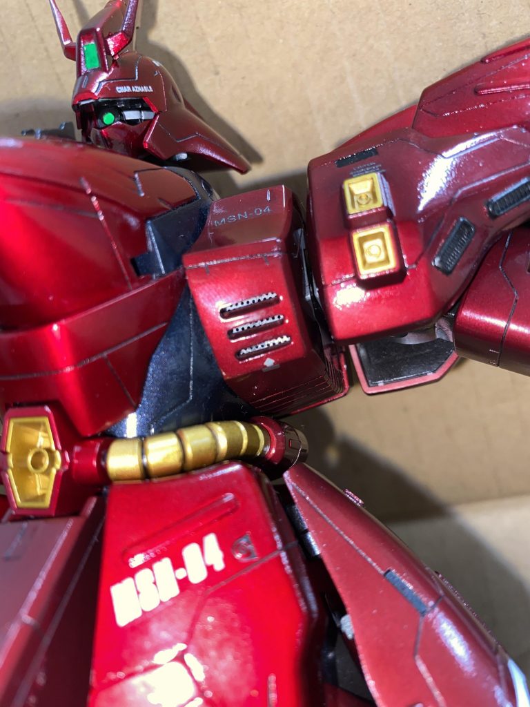 長年積みプラの山の一角となっていた旧MGのサザビーを崩しました
胸部ダクトは開口し、内部にエッチングパーツを埋め込みました
両肩のセンサーはプラ板、プラパイプにより製作しました