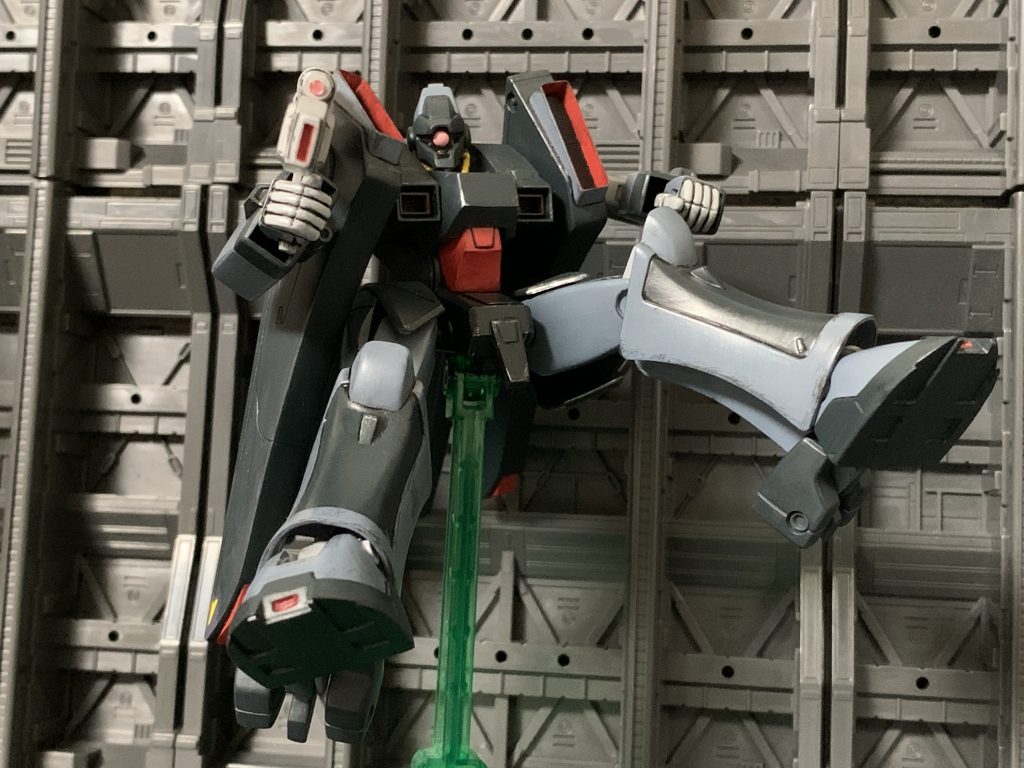 テキトーにポージング
元々のデザイン的に可動に癖があるのでポージングに難儀します…