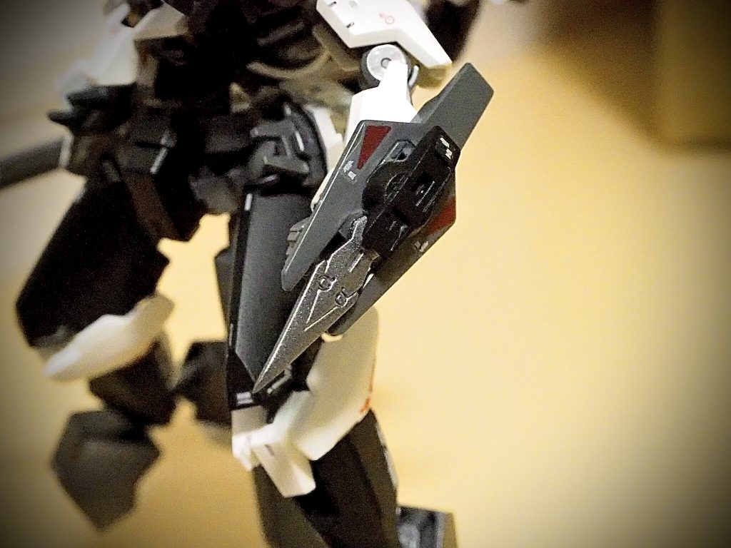 ガントレット
左腕のガントレットには、MSフレームと同様の硬質合金で作られたニードルが取り付けられている。
本機から仕掛けるケースはほとんど無いが、近接格闘時の護身用装備として備えている。