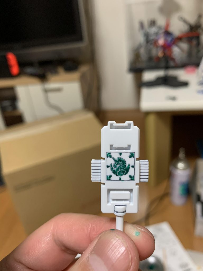 最大の難関でした。スミ入れ後に浮き出してる部分のみ筆でプルプルしながら塗装しました。これも初めて筆塗りしたわりに上手く出来たと思うので満足です