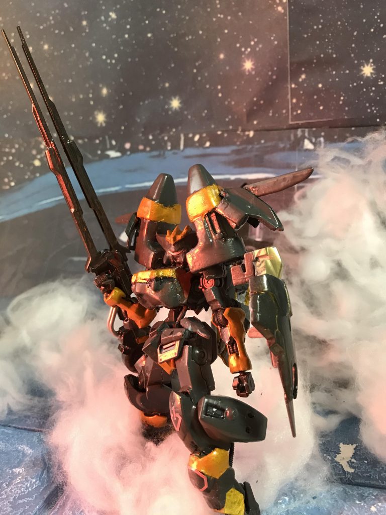 長文お付き合い頂きありがとうございました。
エクセリヲンの背景と宇宙の背景を自作して、爆風は綿で再現してみました。今回は照明に赤フィルムを貼って撮り、爆発している甲板を想定して撮りました。
フル装備状態です。