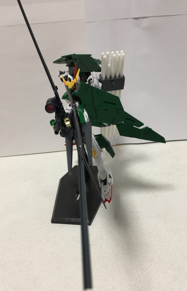 弓引きポーズの正面から