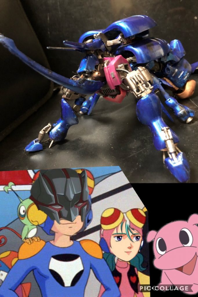 クェス「ちょっ...！コレってキュベレイじゃ...。」oyz「それじゃあ、早速１年前の世界に行きましょう！いくよ〜っクルクルバビンチョパペッピポ　ヒヤヒヤドキッチョのモーグタン！」クェス「古すぎる昭和ネタやめなさいよー！！モグタンなんて誰が知ってんのよーっ！！それに乗って移動するんじゃないんかーい！」クェス「う〜ん、ここは...？」oyz「ここはGUNSTARDOMの可変開発室だよ。ホラあそこ、今アムロが来ているよ。」クェス 「そっか、あれがアムロ・レイか。ほかの大人とおんなじみたい。て言うか、あの髪型って天然パーマなのかな？」oyz「本人に聞いてみるといいさ。」アムロ「室長、そこで何してるんだ？この新型のガンダムの事だが....。」oyz「おっとその前に紹介にしたいんだ。」アムロ「ああ、誰だいその娘？ここは民間人が入っていい場所じゃないだろ？」クェス「あの、私...」oyz「ああ、彼女はボーカ○イドの初音◯クだ。アムロの髪型について聞きたいらしい。」クェス「コラァ！！ちっがーーーーう！！！(ꐦ°᷄д°᷅)」アムロ「ボーカ◯イド？音楽に興味は無いな。髪型は生まれつきだ。今は忙しいんだ。後にしてくれ。」