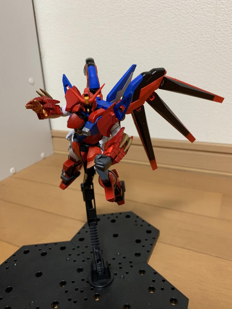 ゴッドフィンガーをオマージュしたイビルフィンガー。エネルギーマルチプライヤーもオープンする所はゴッドガンダムと同じです。