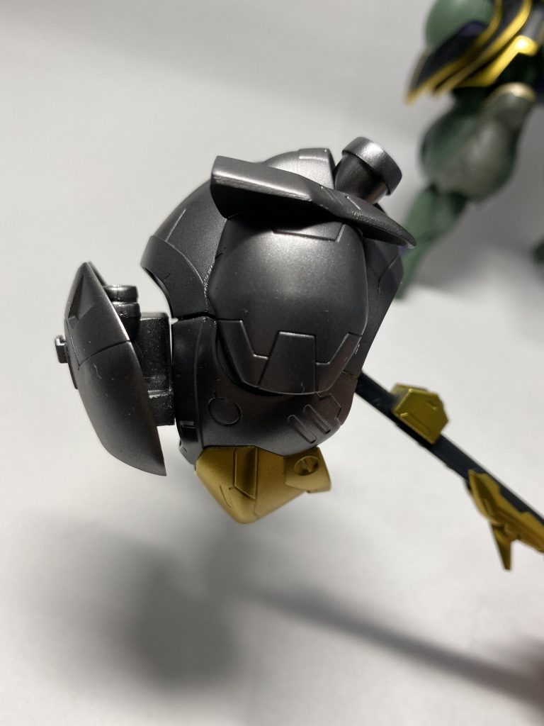 マンロディのパーツを貼り合わせた武器です。