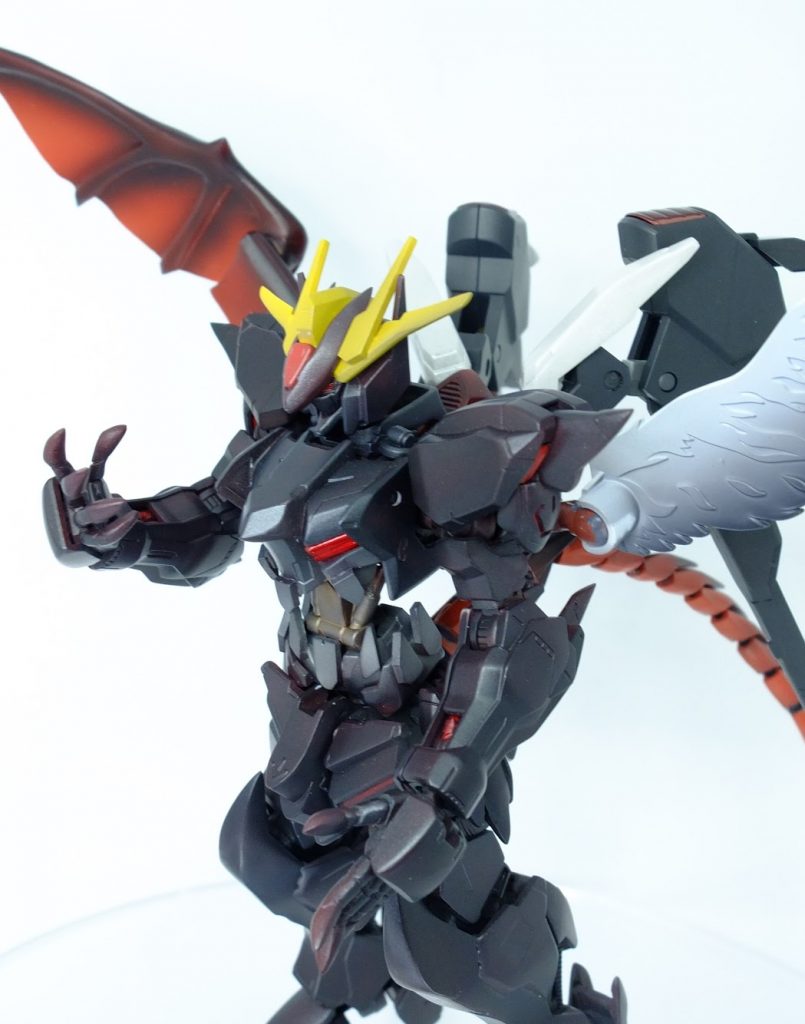 羽はスタービルドストライクのプラフスキーウイングを改造し白い方はシャープ化、赤い方はモールドを削った後にパテで整形しました