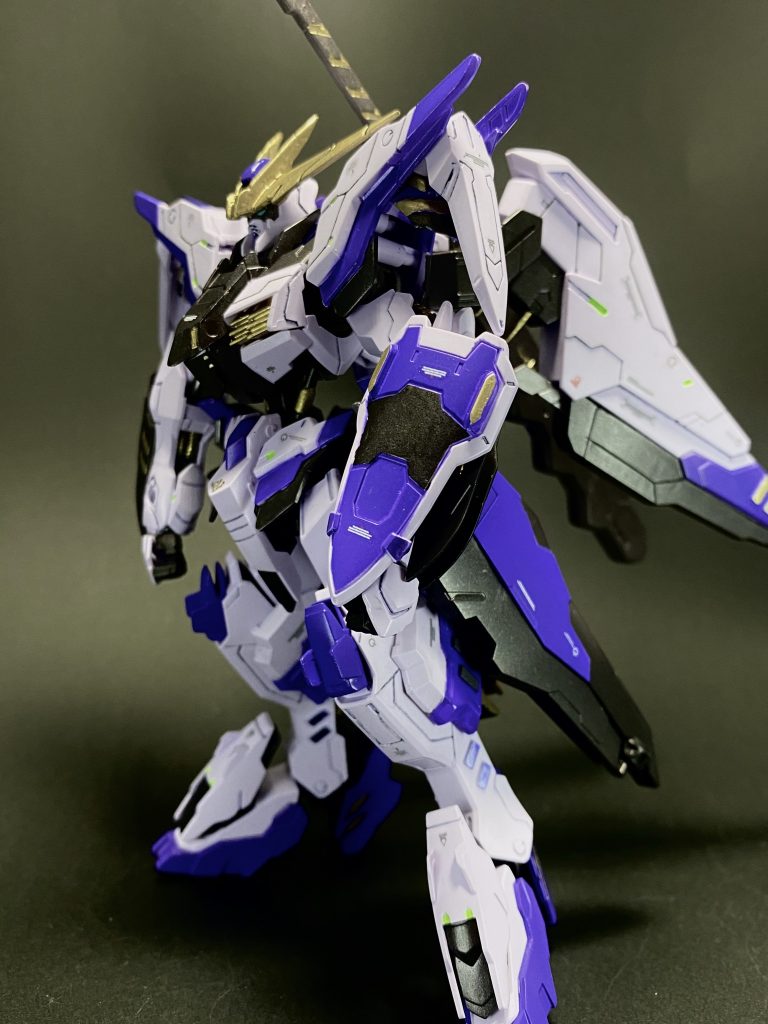 側面から。サイドアーマー、腿部の合わせパーツ、シールドあたりの塗り分けがやはり難関かと……。