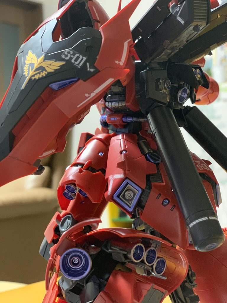 大きな色変えポイントは黄色パーツをメタリックヴァイオレットに、バーニアもスーパークローム等に変えてあります。