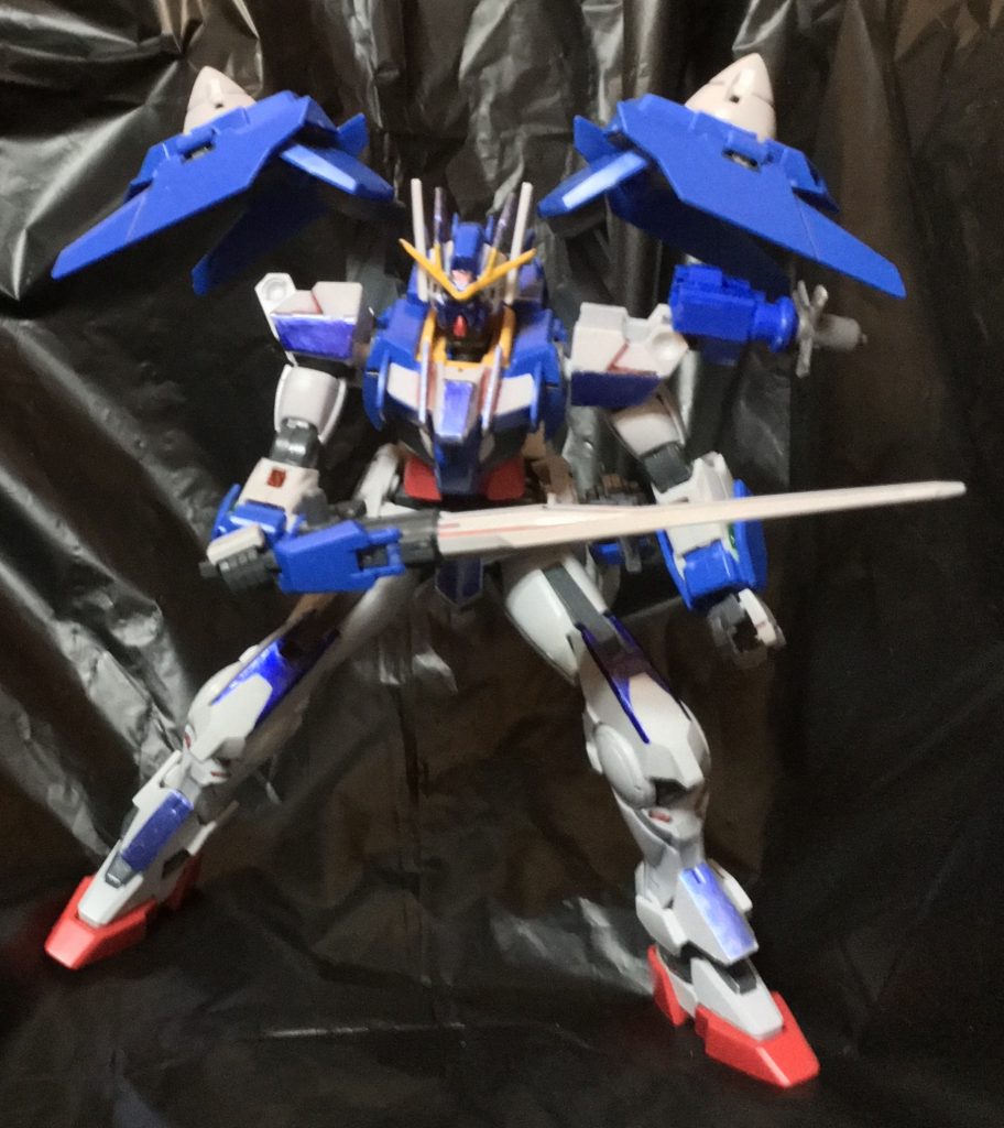 やや正面寄りのショット。バックの飛行ユニットを外した状態。格闘戦を挑もうとしてる状態。独自の部分塗装以外は通常のダブルオーダイバーとほぼ同じです。