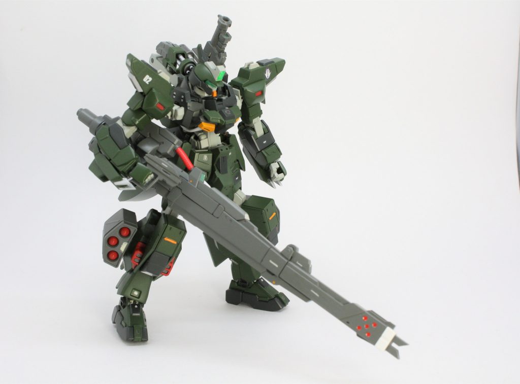 基本戦術は、右背中に搭載したビーム砲を展開し腰で構えて攻撃である。
ビーム砲は動力コード兼のアームでマウンドされている関係上、腰だめ状態での射撃となり取り回しは悪いため、操縦者の技術が強く出る機体である。