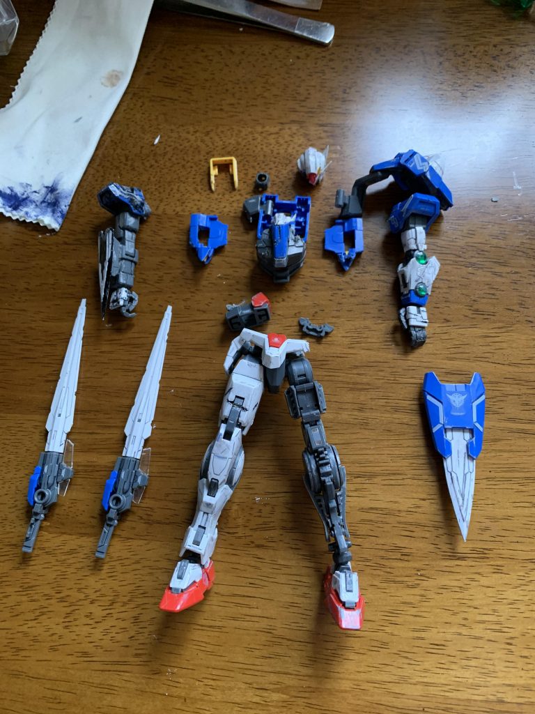 次は製作工程。まずは修復前の状態から。大破したのは胸部のフレームです。右腕にはHGのAGE2ダークハウンドの腕を流用してます。