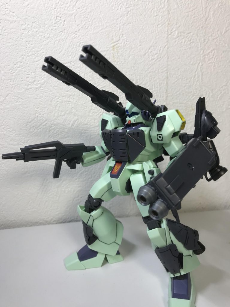 バックパックに付いているキャノン砲にはオプションパーツとして砲身とエネルギーパックがあり、これらを付けることでアウトレンジからの強力なビーム砲撃が可能となります。また、この砲身とエネルギーパックは使用後パージすることができ、遠距離からの先制攻撃後使い終わった砲身等をパージし、その後接近して戦闘を行うという戦術が可能です。エネルギーパックはキャノン砲の側面についており、砲身をつけずこのエネルギーパックのみを付けた状態にすることで継戦能力を向上させることが出来ます