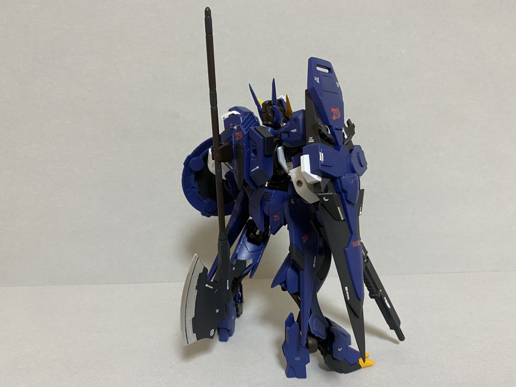 右肩のシールドはナラティブガンダムC装備のシールドを改造したものです。リナシメントの余りパーツ、スローネ、レクス、フルグランサ、ダブルオーのパーツを少しずつ使ってます。
オルフェンズなのでめっちゃ固いです